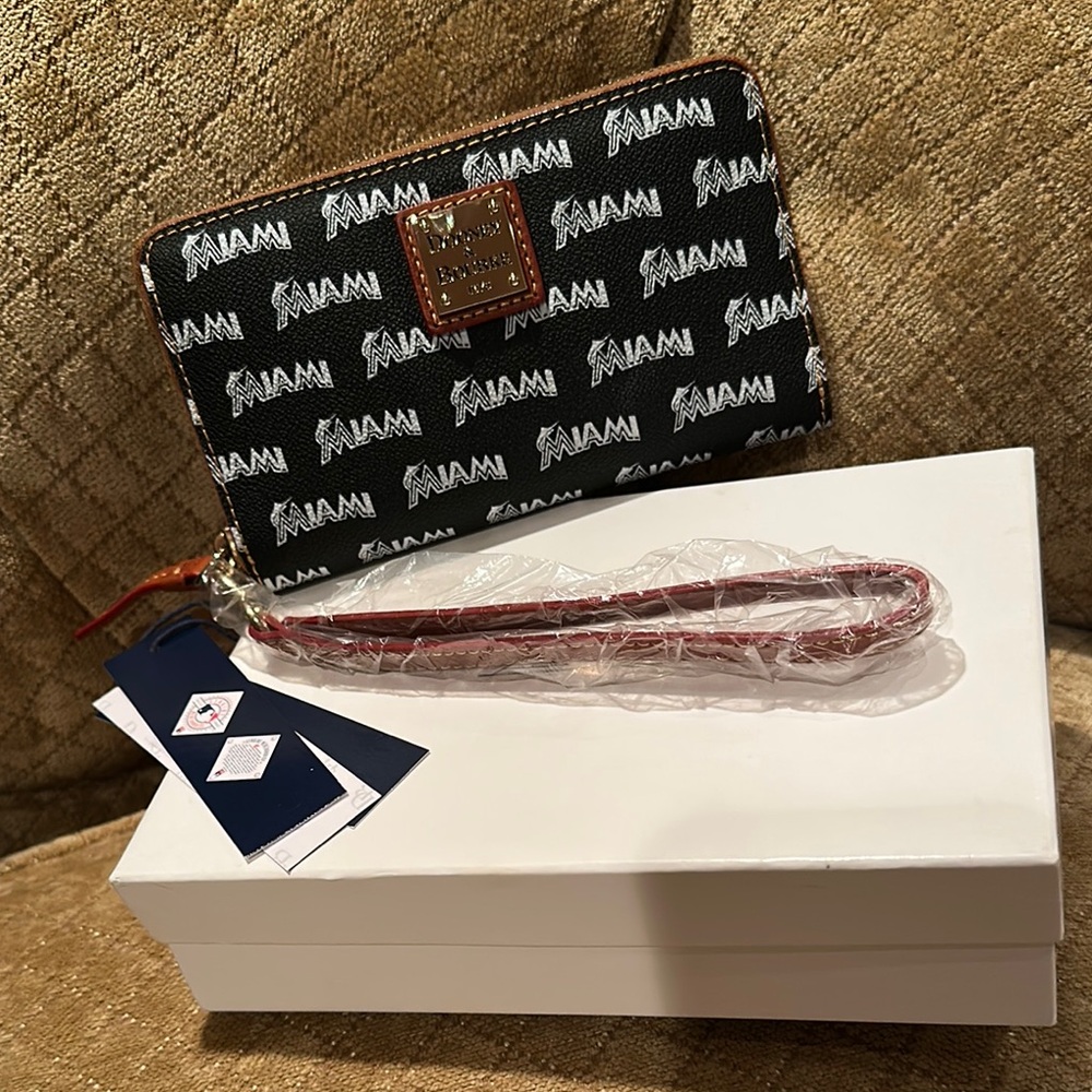 DOONEY & BOURKE MIAMI MARLINS ZIP WALLET/WRISTLET